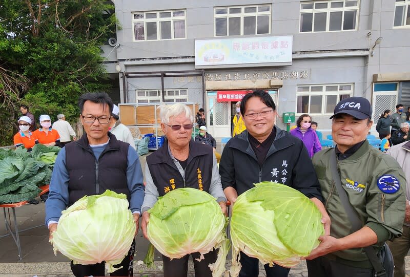 澎湖馬公烏崁社區21日舉辦「新高麗菜王比賽」，菜農葉興國（前左）以單顆最重18.8台斤奪下新高麗菜王。（中央社）