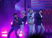 2017 American Music Awards – Show – Los Angeles, California, U.S., 19/11/2017 – BTS performs "DNA." REUTERS/Mario Anzuoni