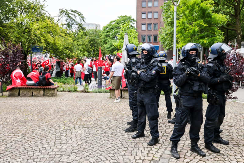 Starke Polizeikräfte schützen Deutschland gegen Ungarn bei Euro 2024-Spiel