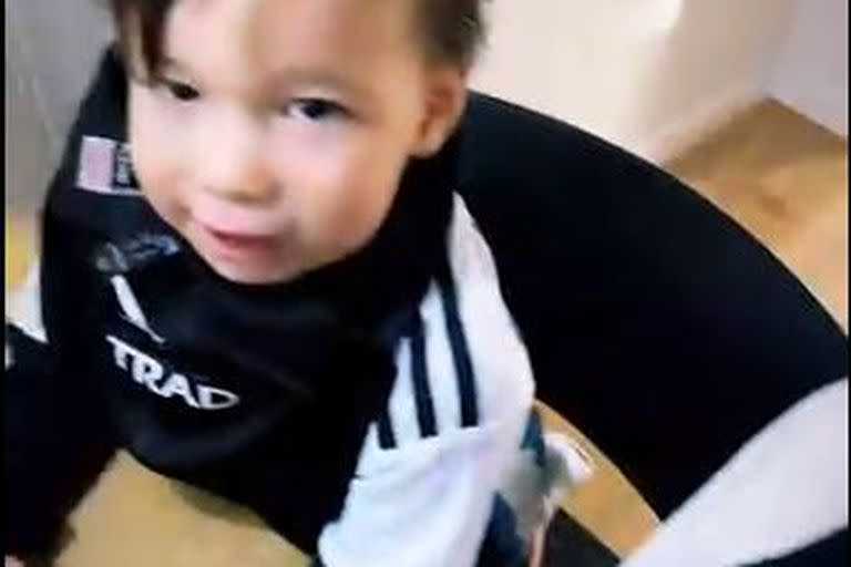 Simón, el hijo de Richie Mo’unga, con la camiseta de la selección argentina