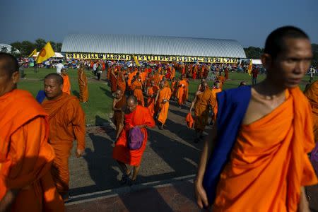 Buddhist monks take part in a protest against state interference in religious affairs at a temple in Nakhon Pathom province on the outskirts of Bangkok, Thailand, February 15, 2016.REUTERS/Athit Perawongmetha