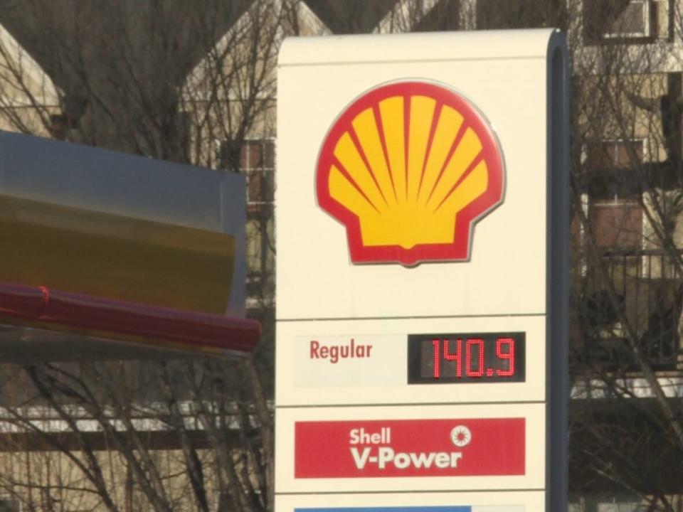 An oil price drop late last week has Patrick De Haan, head of petroleum analysis at GasBuddy, saying consumers could potentially see some price relief.  (Dave Gilson/CBC - image credit)