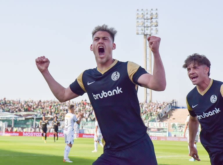 Federico Girotti festeja su gol, el de la victoria de San Lorenzo sobre San Martín, de San Juan, en La Punta, en un cuarto de final por la Copa Argentina; el delantero también anotó en los octavos de final, frente a Belgrano.