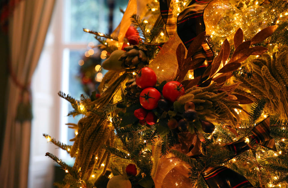 Decorations can be seen on a Christmas tree in the Green Room during the 2018 Christmas Press Preview at the White House in Washington, D.C., Nov. 26, 2018. (Photo: Leah Millis/Reuters)