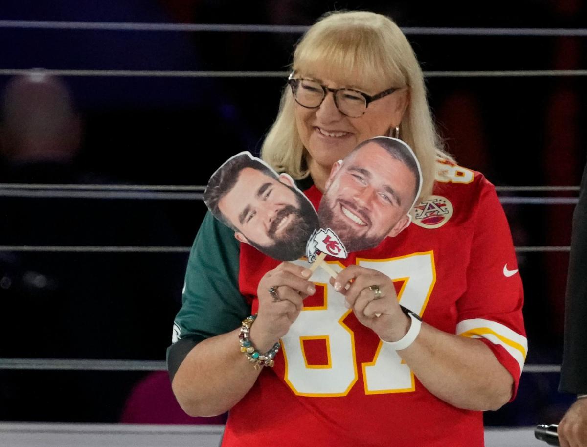 What is Donna Kelce's Super Bowl 57 outfit?