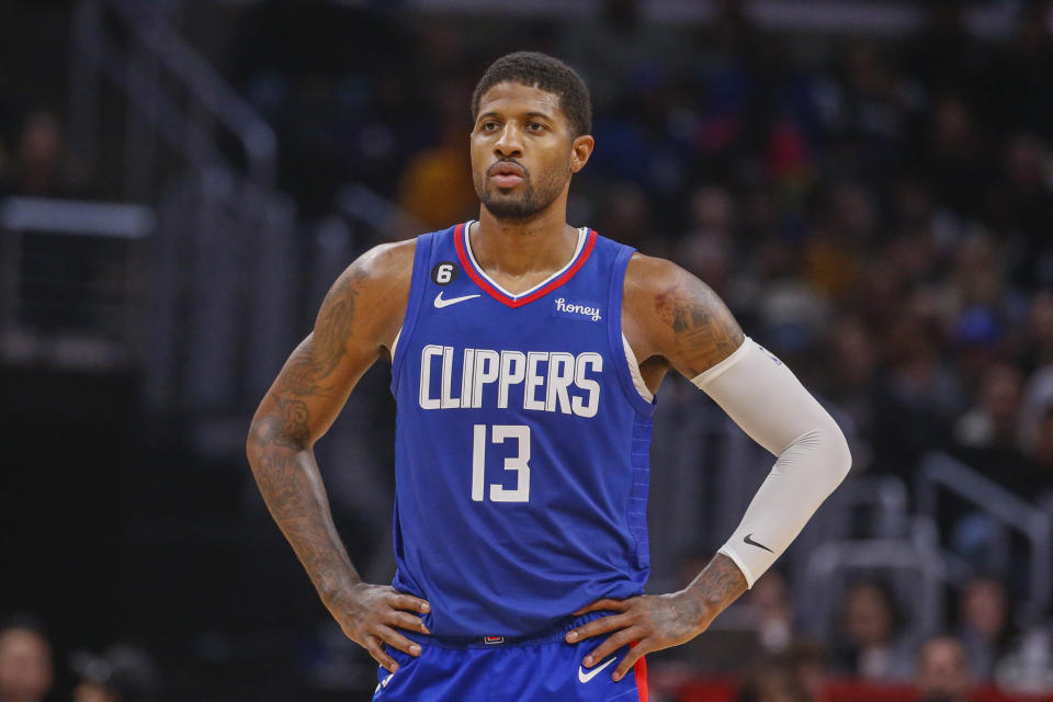 L'attaquant des Los Angeles Clippers Paul George (13 ans) regarde pendant la seconde moitié d'un match de basket de la NBA contre le Thunder d'Oklahoma City le mardi 21 mars 2023 à Los Angeles.  (AP Photo/Ringo HW Chiu)