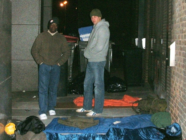 Siempre sensible a causas sociales el príncipe pasó una noche en las calles de Londres para crear conciencia sobre el problema de los sin casa.