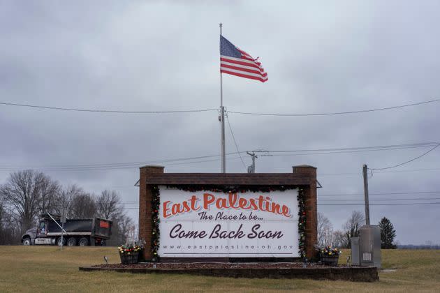 Die Einigung in Norfolk South erfolgt etwa 14 Monate nach der Zugentgleisung und der Chemiekatastrophe in East Palestine, Ohio.