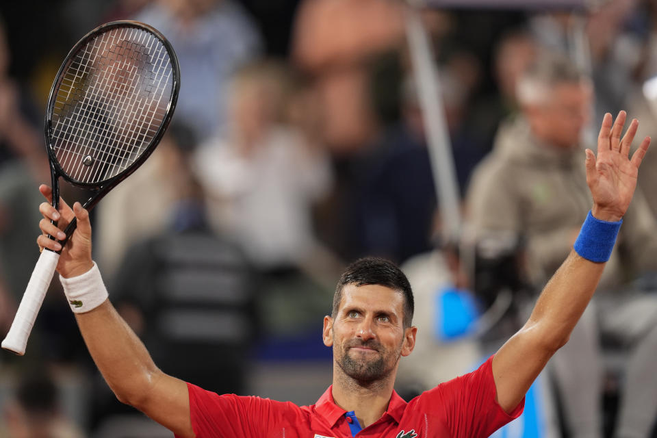 El tenista serbio Novak Djokovic celebra su victoria sobre Matthew Ebden de Australia durante la primera ronda del tenis en los Juegos Olímpicos de París, sábado 27 de julio de 2024. (AP Foto/Manu Fernández)