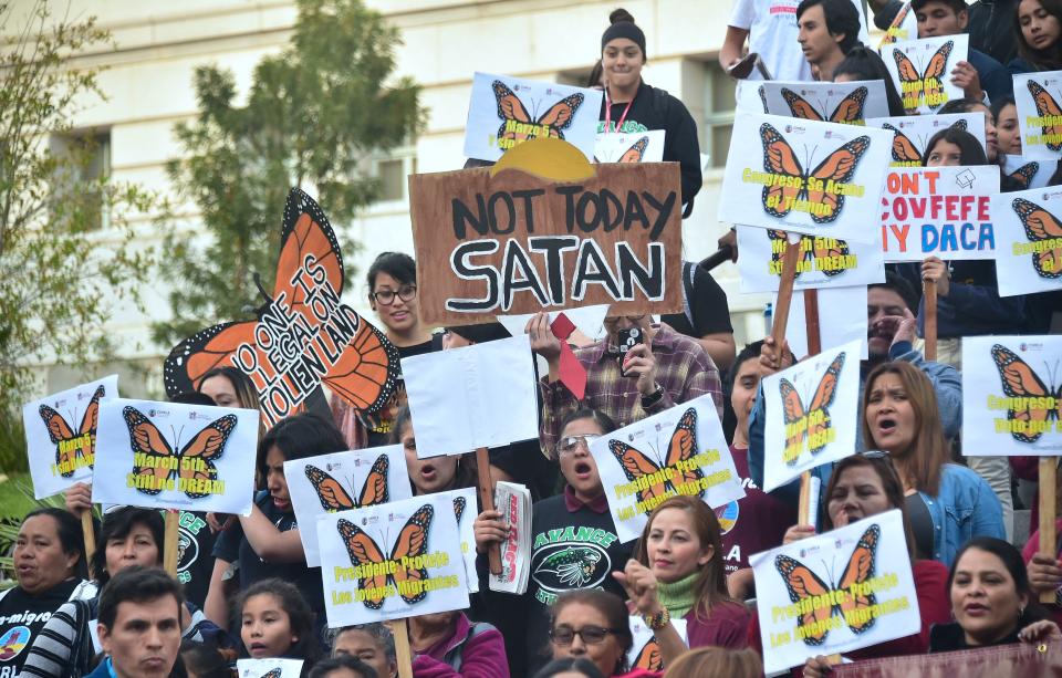 <p>Unterstützer des sogenannten „Clean Dream Act“ protestieren in Los Angeles – 800.000 illegalen Einwanderern, die als Kinder in die USA kamen, könnte bald verwehrt werden, in den Vereinigten Staaten zu leben und zu arbeiten. (Bild: FREDERIC J. BROWN/AFP/Getty Images) </p>