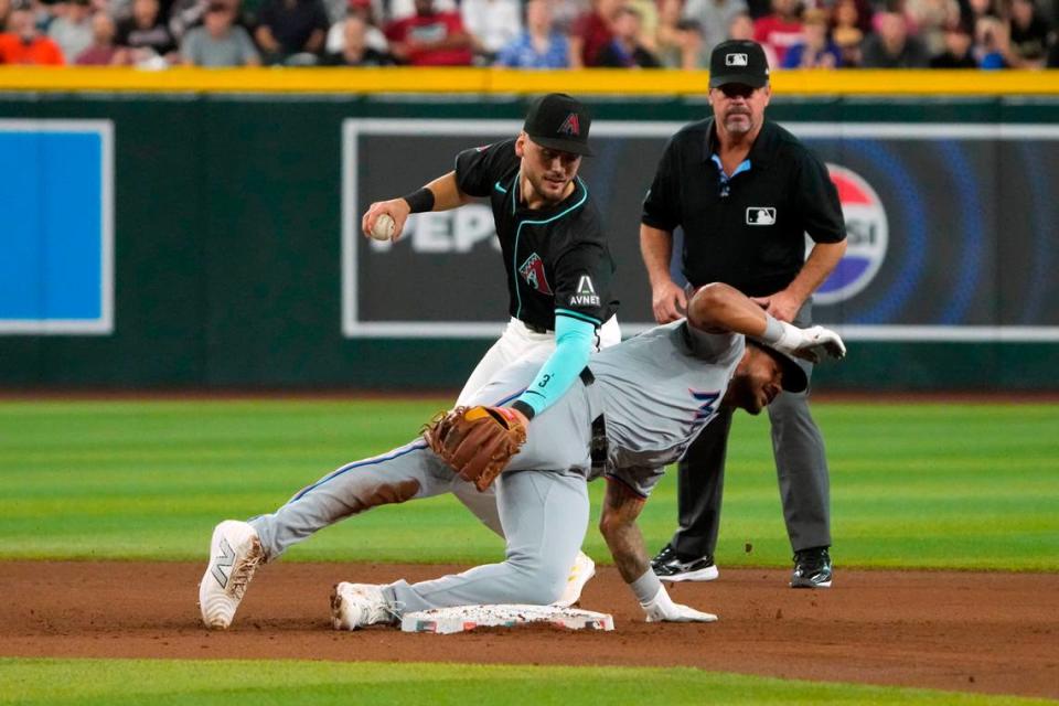 El segunda base de los Diamondbacks Blaze Alexander pone out al jardinero de los Marlins de Miami Dane Myers, en una jugada en el quinto inning del partido celebrado el 26 de mayo de 2024 en el Chase Field. de Arizona.