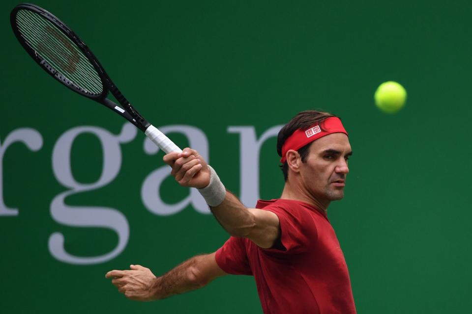 Roger Federer de Suiza realiza una devolución durante una sesión de entrenamiento. (Foto: de Héctor Retamal / AFP a través de Getty Images)