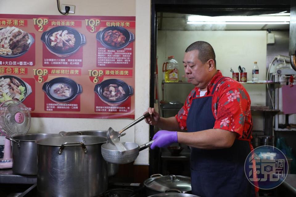 老闆李志權13歲就開始學做肉骨茶，已有超過30年經驗。