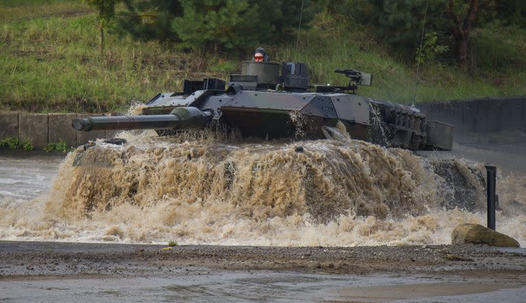 Archivo - Un tanque de batalla Leopard 2A6 atraviesa un charco durante los preparativos para un ejercicio de entrenamiento en Munster, Alemania, el 25 de septiembre de 2017. (Philipp Schulze/dpa vía AP, Archivo)