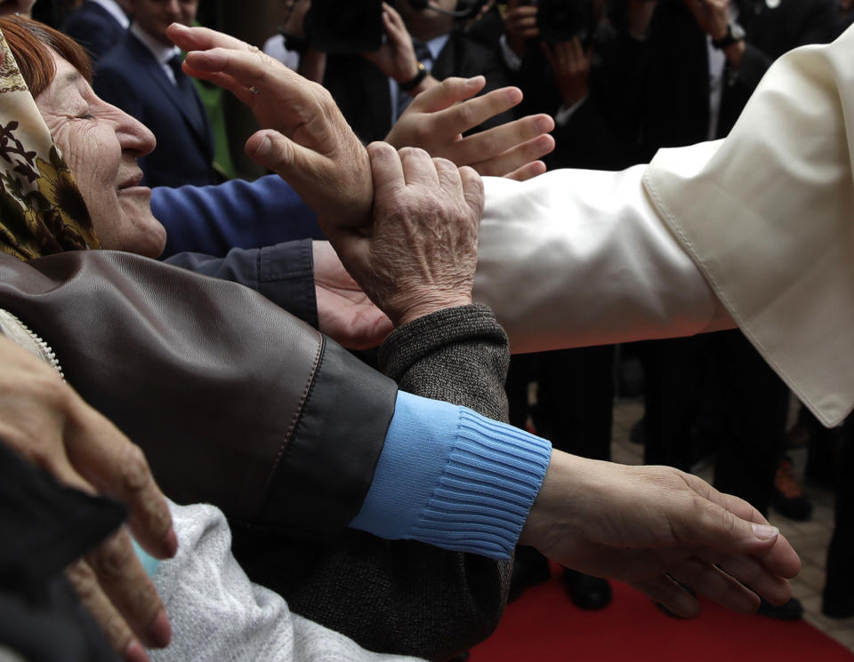 Pope Francis blesses faithful