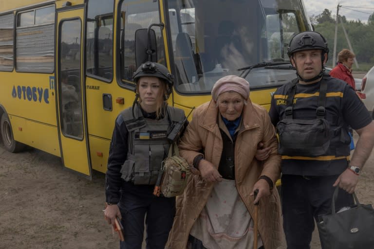 An evacuee arrives by bus at an evacuation point in Kharkiv region, May 12 (Roman PILIPEY)