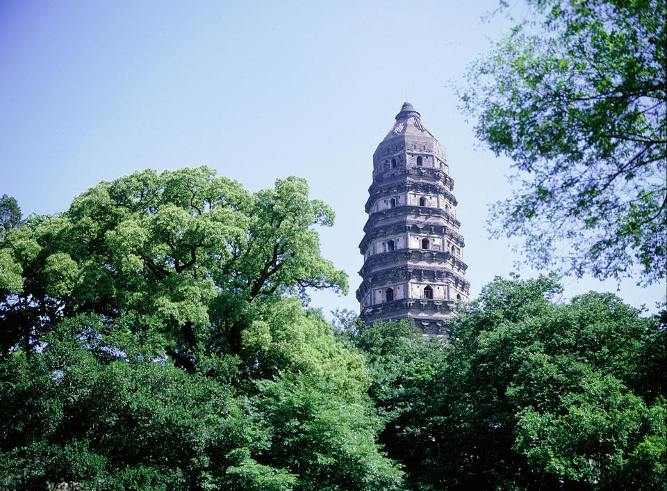 También conocida como la Pagoda de la Colina del Tigre, esta torre fue construida en el período de las Cinco Dinastías (del año 907 al 960) y tiene 47 metros de altura. Varias de las columnas que la sostenían se rompieron y el edificio quedó ligeramente inclinado. (Foto: Werner Forman / Universal Images Group / Getty Images).