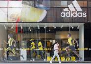 <b>Adidas </b> <br><br> Gründer: Adolf „Adi“ Dassler<br><br> In der Waschküche der Mutter fing alles an: Die Brüder Rudolf und Adolf Dassler begannen in den 20er Jahren, in Heimarbeit maßgefertigte Sportschuhe zu produzieren. Doch aufgrund ständiger Streits trennten sich die Wege der beiden: Während Adolf 1948 die Firma Adidas gründete, baute Rudolf mit Puma das lange Zeit größte Konkurrenzunternehmen von Adidas auf. (Bild: Reuters)