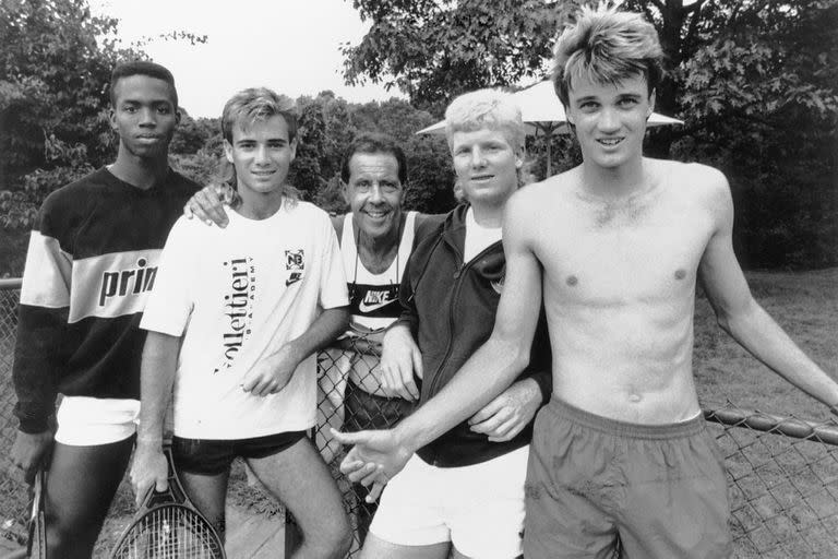 Una imagen famosa de Nick Bollettieri, junto con cuatro de sus mejores alumnos: Martin Blackman, Andre Agassi, Jim Courier y David Wheaton