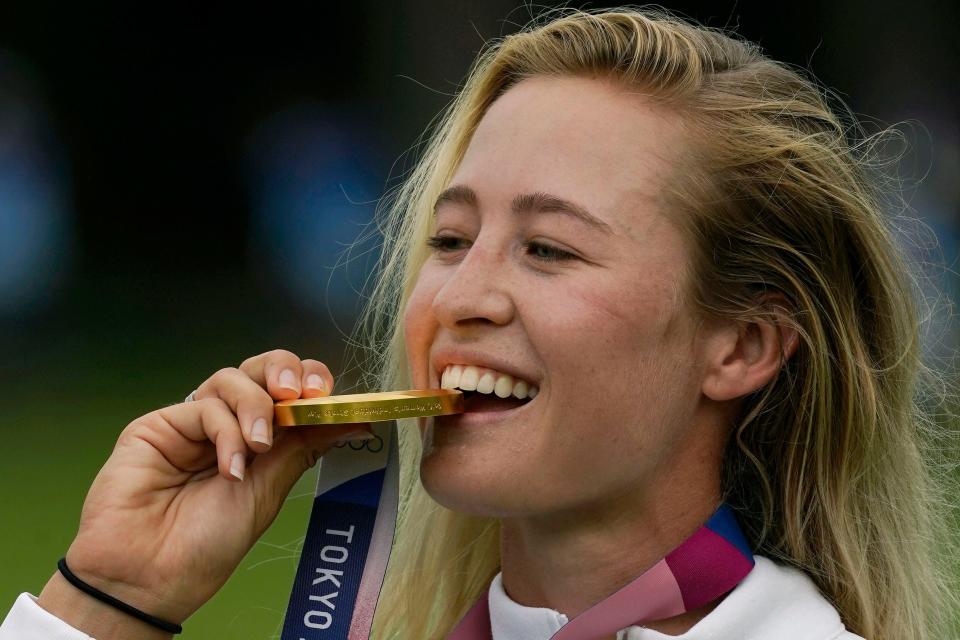 7 de agosto de 2021; Tokio, Japón; Nelly Korda (EE. UU.) celebra con su medalla de oro en el podio después de la ronda final del torneo individual femenino de stroke play de los Juegos Olímpicos de Verano de Tokio 2020 en el Kasumigaseki Country Club. Crédito obligatorio: Michael Madrid-USA TODAY Sports