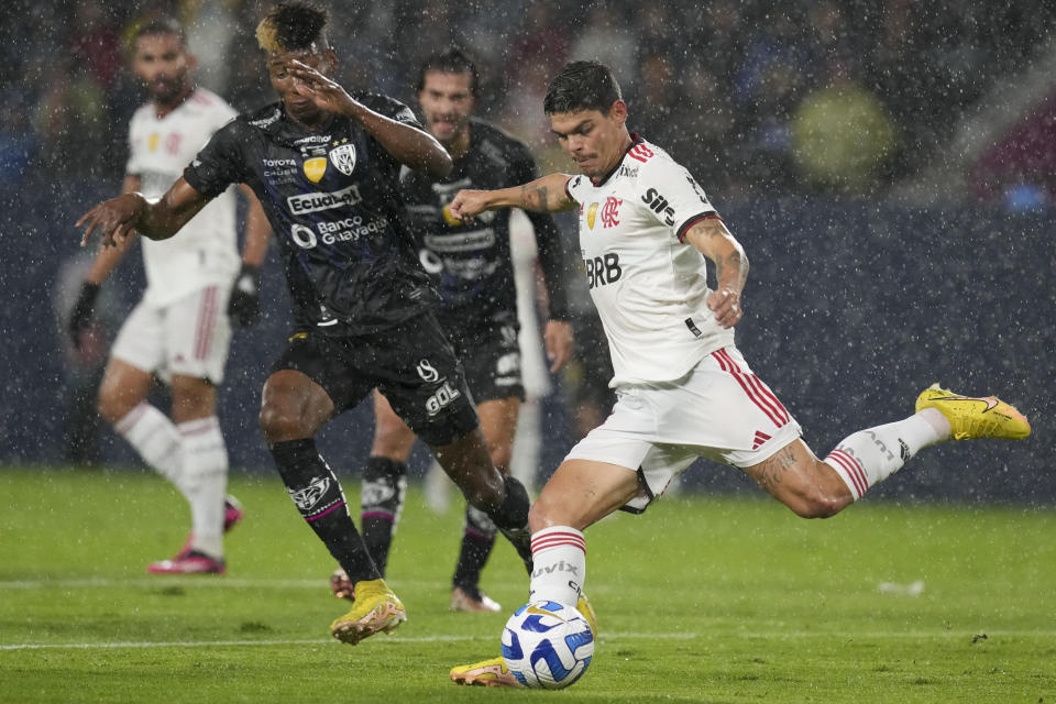 Ayrton Lucas of Brazil's Flamengo, right, and Kevin Rodriguez of Ecuador's Independiente del Valle battle for the ball during the Recopa Sudamericana first leg final soccer match at Banco Guayaquil stadium in Quito, Ecuador, Tuesday, Feb. 21, 2023. (AP Photo/Dolores Ochoa)