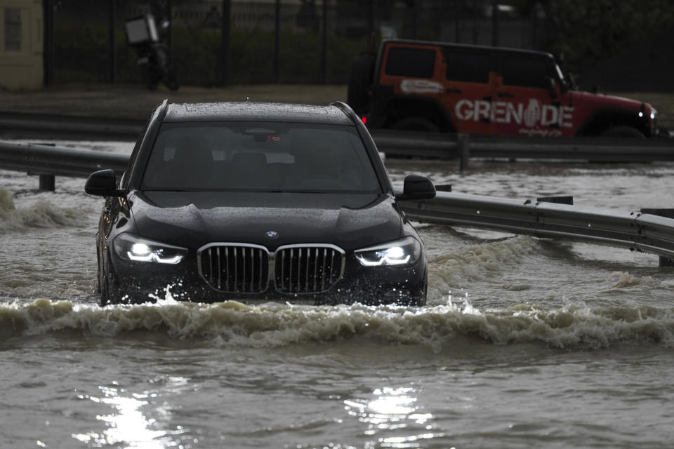 Una camioneta SUV se queda varada cuando intentaba cruzar un camino inundado en Dubái, Emiratos Árabes Unidos, el martes 16 de abril de 2024. (AP Foto/Jon Gambrell)