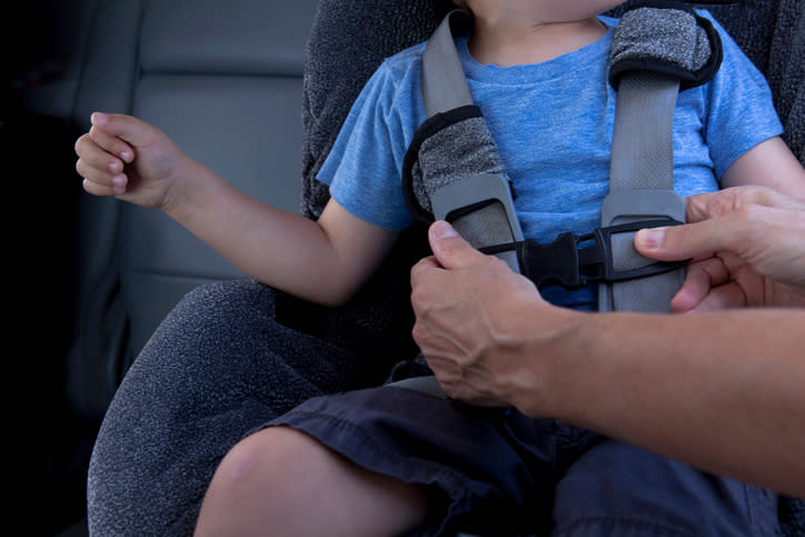 Colocar a tus niños en un asiento especial es fundamental para viajar en automóvil con seguridad. Foto: David Jakie/Getty Images