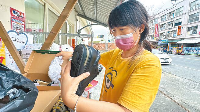 舊鞋救命國際基督關懷協會與台東縣智障者家長協會、恩美協會合作辦理舊鞋救命活動，募集二手衣鞋給非洲所需民眾。智協老師潘美玲指出，募來的物資必須先檢查是否堪用。（蔡旻妤攝）