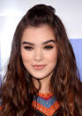 <p>Speaking of signature eyes, Hailee has those superthick brows we all want, and she went with the most luscious eyelash look of the night, on top and bottom. Don’t let that cute little beauty mark under her eye slip by your notice. (Photo: Getty Images)</p>