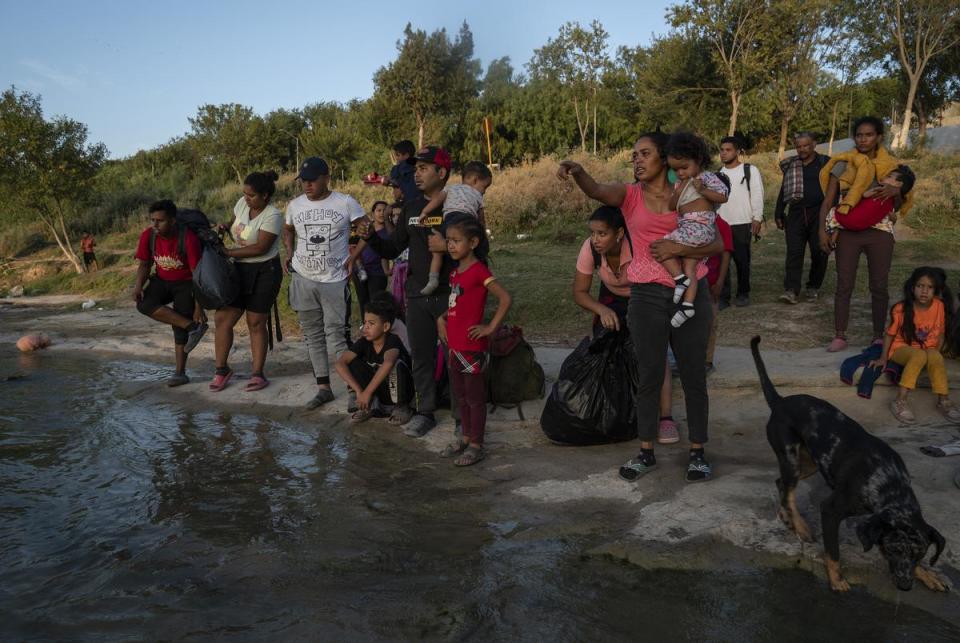 Migrants try to decide where to cross to turn themselves in to U.S. authorities in Piedras Negras, Mexico on July 30, 2023. 
Verónica G. Cárdenas for The Texas Tribune