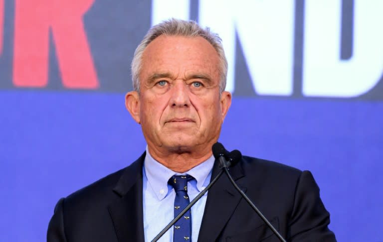 El candidato presidencial estadounidense Robert Kennedy Jr. habla durante un evento de campaña para anunciar su compañero de fórmula en el Centro de Eventos Henry J. Kaiser en Oakland, California, el 26 de marzo de 2024 (JOSH EDELSON)