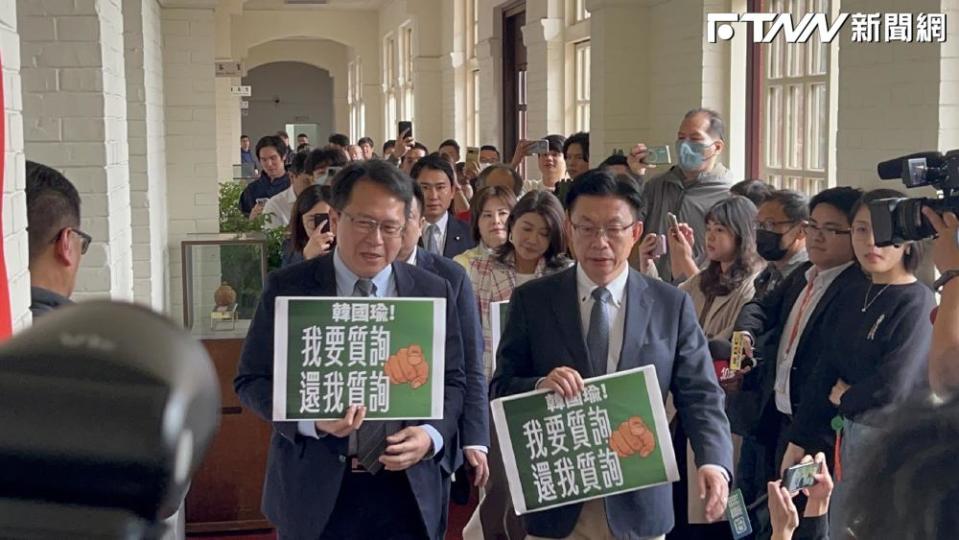 民進黨6名立委不滿遭沒收質詢權，直衝院長室向韓國瑜抗議。（圖／記者劉秀敏攝）