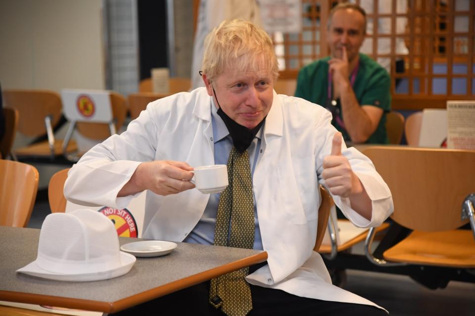 Boris Johnson visits the Royal Berkshire Hospital in Reading (Jeremy Selwyn)