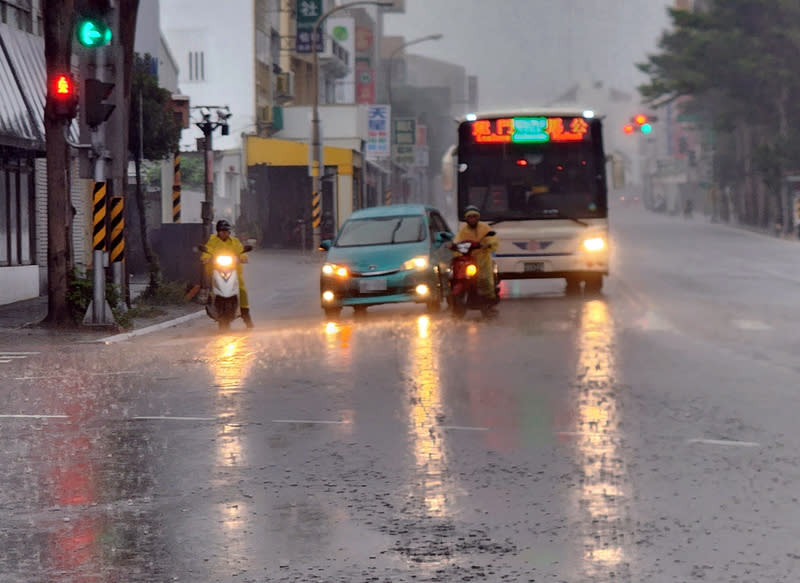 澎湖地區5日清晨雷雨交加，行車都要開大燈，部分地勢較低窪地方也出現積水情形。（中央社）