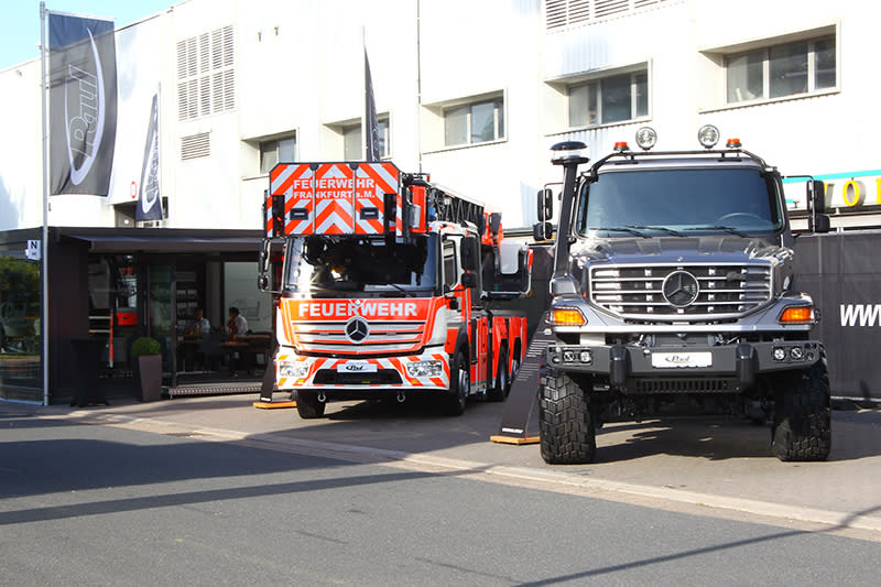 咦？怎麼又是Mercedes-Benz，原來這是專門提供特殊用途車的改裝廠，並且以Mercedes為基礎打造雲梯車與越野卡車。