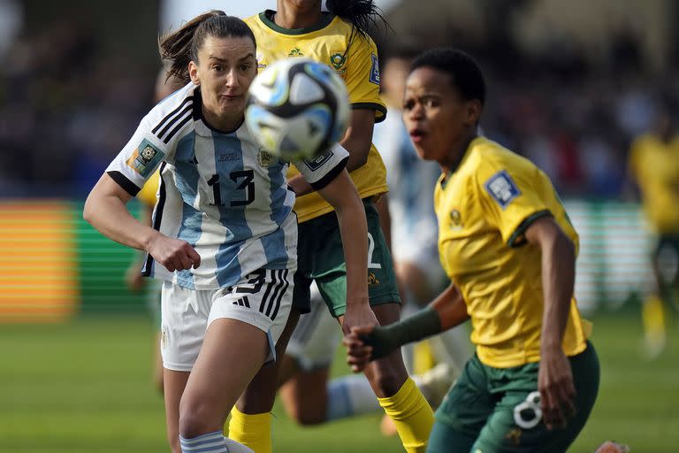 Sophia Braun busca la pelota; la lateral nacida en los Estados Unidos marcó un golazo, el primero de Argentina en el Mundial