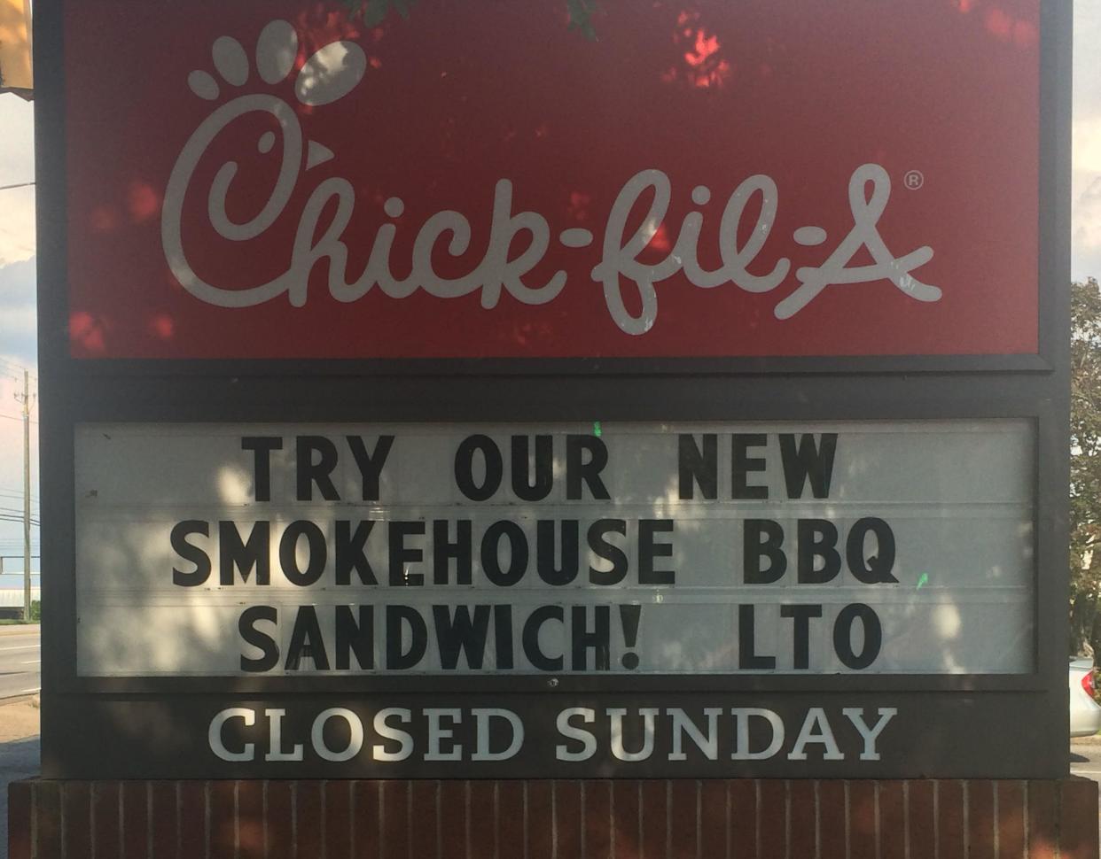 This&nbsp;Chick-Fil-A sign in Mobile, Alabama ignited&nbsp;a friendly "sign war" that's lasted for over a month.&nbsp; (Photo: Ashleigh Valuzzo)