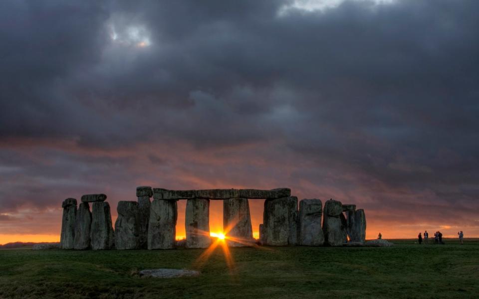Sunset at Stonehenge, just after the winter solstice - Moment RF