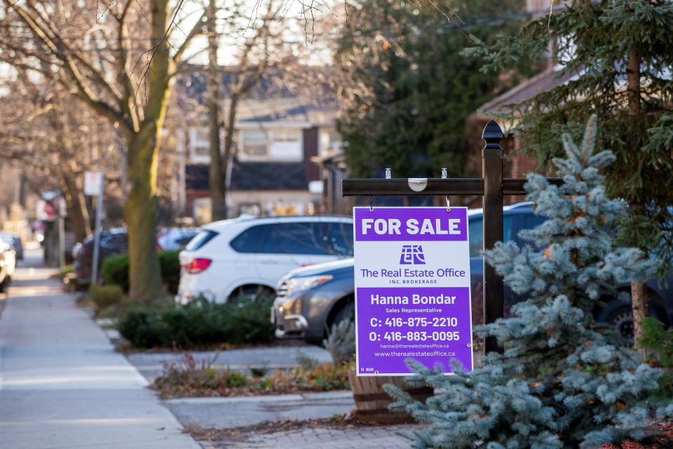 A for sale sign is displayed outside a home in Toronto, Ontario in Toronto, Ontario, Canada December 13, 2021.  REUTERS/Carlos Osorio