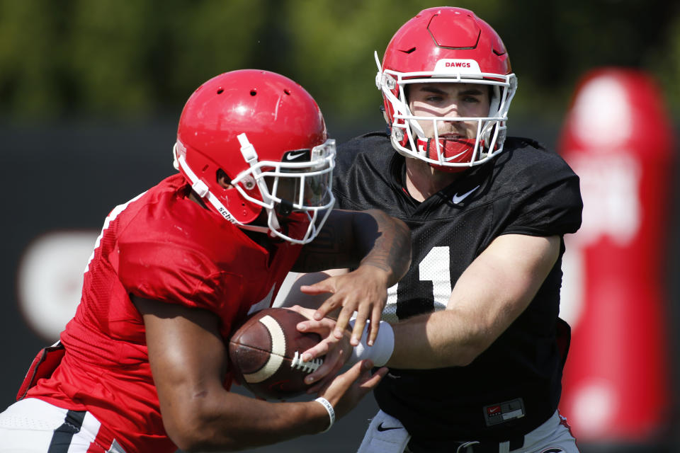 Georgia running back D’Andre Swift (L) takes a handoff from quarterback Jake Fromm during spring NCAA college football practice in Athens, Ga., Tuesday, April 10, 2018. (AP)