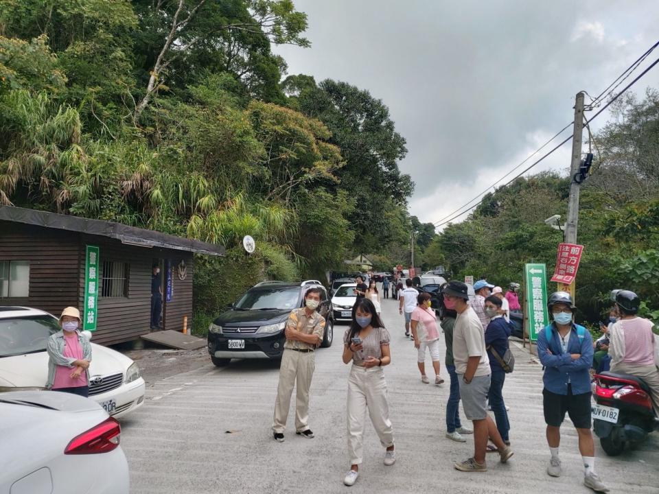 花蓮赤科山上山道路坍方無法通行，上百名遊客受困無法下山。赤科山發展協會總幹事李光濱提供