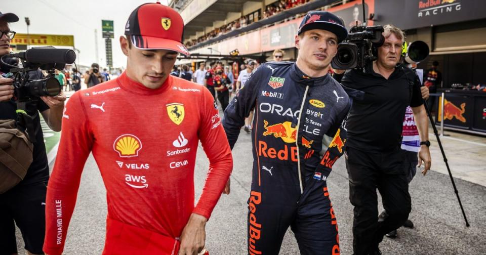 Pembalap Red Bull Max Verstappen dan pembalap Ferrari Charles Leclerc berjalan bersama di pitlane Barcelona.  Barcelona, ​​Mei 2022. Kredit: Alamy