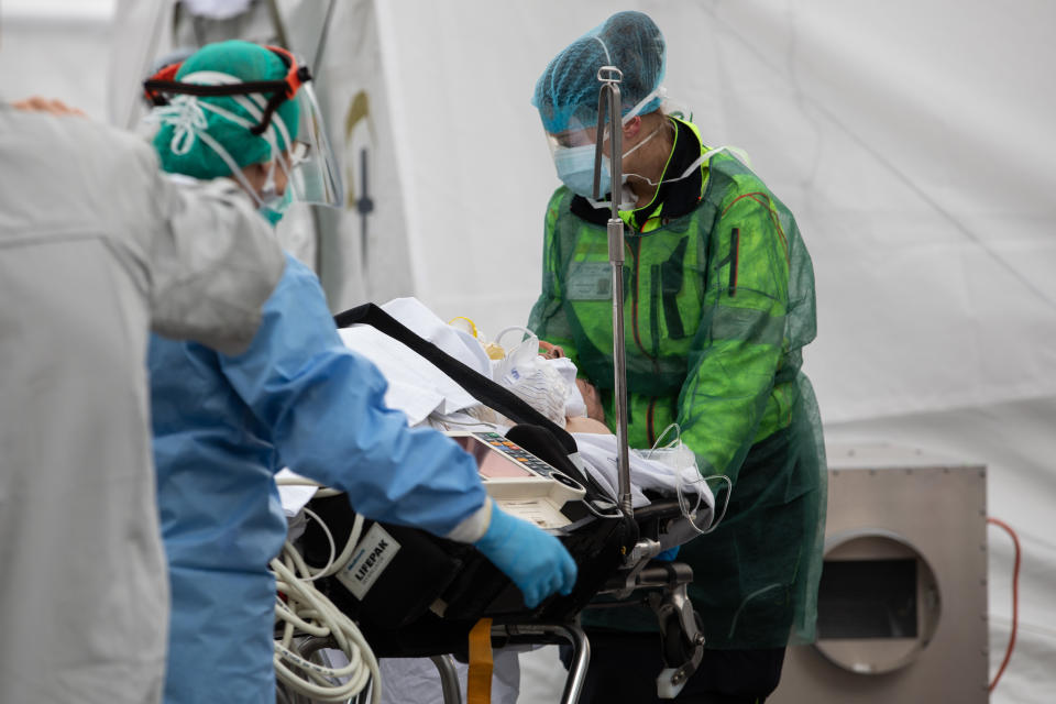 Coronavirus, si cercano 300 medici per le Regioni più colpite: ecco il bando (Photo by Emanuele Cremaschi/Getty Images)