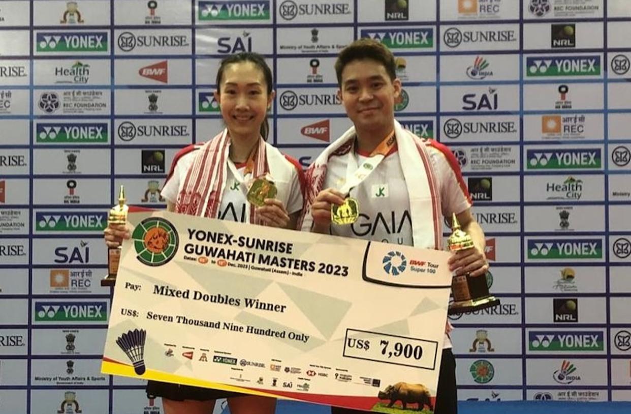 Singapore shuttlers Terry Hee (right) and Jessica Tan with their winners' cheque after clinching the Guwanhati Masters mixed doubles title. (PHOTO: Singapore Badminton Association)