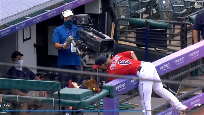 印地安人三壘手佛里曼（Mike Freeman）場邊攝影席沒收界外球。（圖／翻攝自MLB官網）