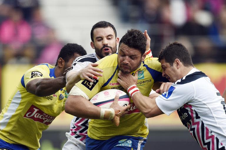 Clermont's lock Paul Jedrasiak (C) tries to break through Stade Francais Paris' defence during the French Top 14 rugby match in Paris on March 28, 2015