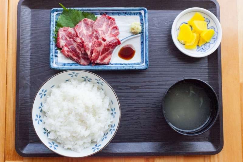 日本料理店的鯨肉刺身定食。（翻攝網路）