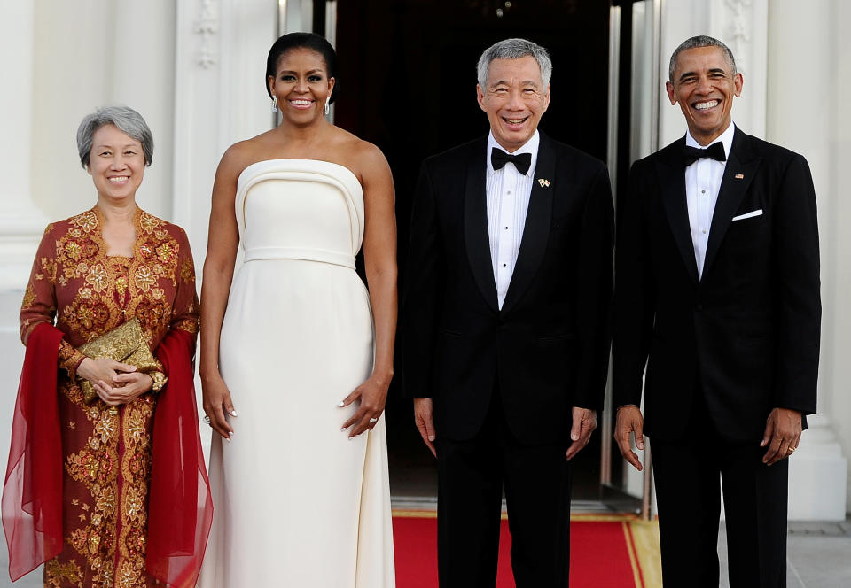 U.S. President Barack Obama and first lady Michelle Obama welcome Singapore Prime Minister Lee Hsien Loong and his wife Mrs. Lee Hsien Loong to the White House in Washington U.S., August 2, 2016. REUTERS/Mary F. Calvert