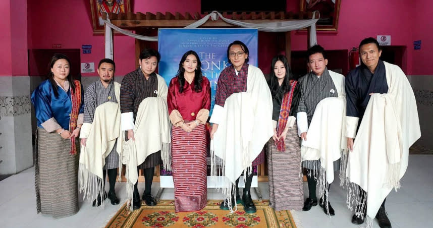 不丹王后吉增佩瑪（左4）產後首次露面，出席《不丹沒有槍》「首映會」，導演巴沃邱寧多傑(右4)，男主角飾演「年輕喇嘛」的歌手坦丁旺契克（右2）和飾演「導遊」的男星丹丁索南。（圖／海鵬提供）