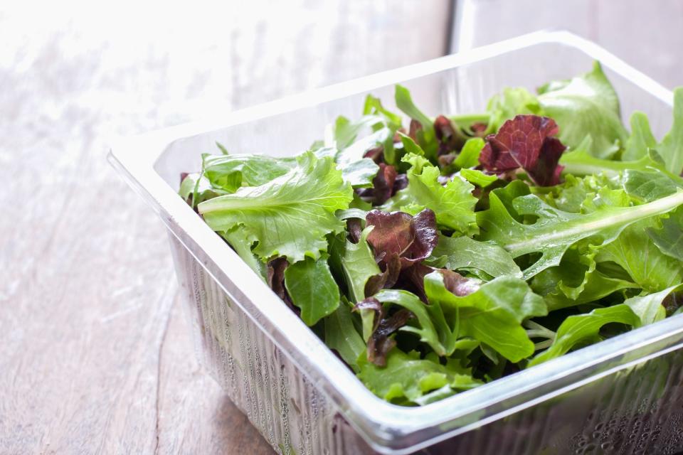 Wie praktisch: Salate, die schon fertig gezupft, gemischt und verpackt sind. Fastfood, aber gesund. Auch hier müssen wir Sie enttäuschen: Bei vorverpackten Salaten bilden sich auf den Blättern schnell Keime, erhöhte Pestizid- und Chloratwerte sind keine Seltenheit. Wenn dann noch ein Fertig-Dressing dazu kommt, kann von gesund wirklich keine Rede mehr sein ... (Bild: iStock/joephotographer)